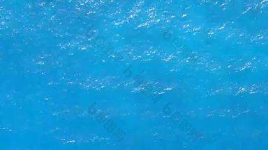 无人机空中全景田园湾海滩假期阿卡蓝色的海白色沙子背景